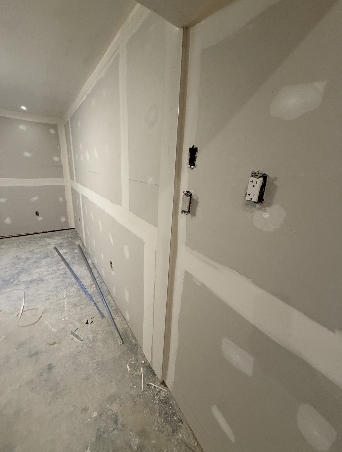 Kirkland drywall repair — taped joints before sanding